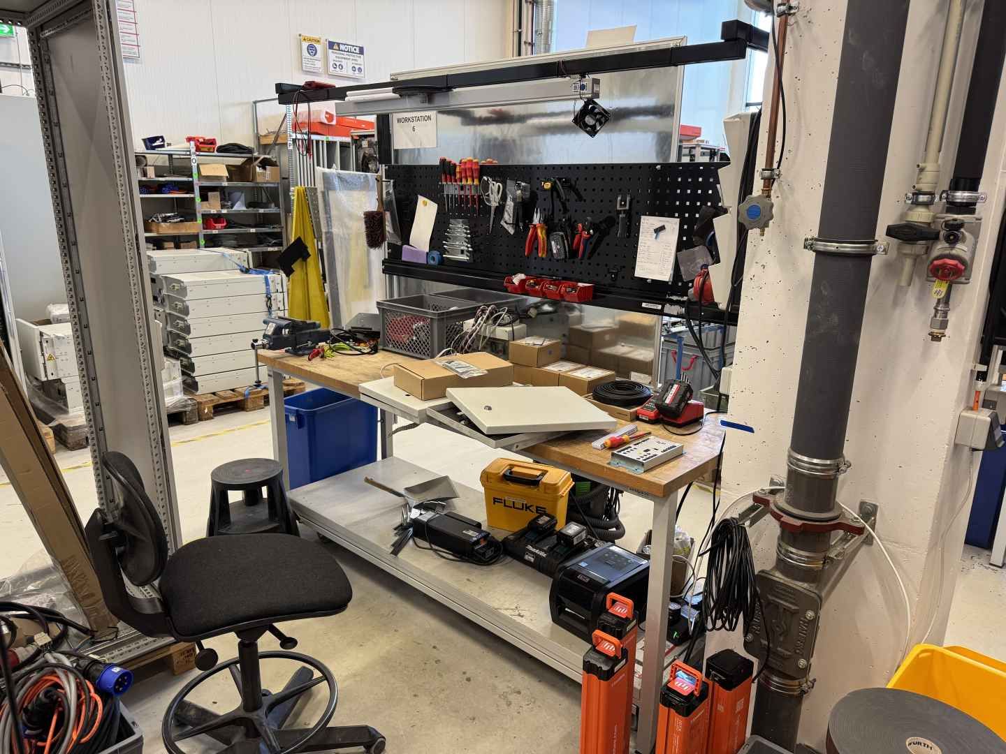 Ladetechnik und Büroausstattung, modulares Messesystem, Montagerahmen und mehr